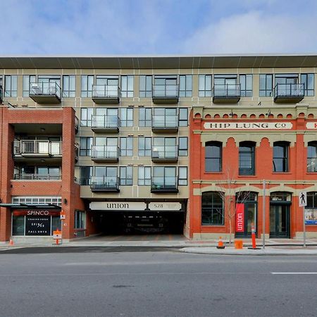 Gorgeous Old Town Condo With Patio And Parking! Виктория Екстериор снимка