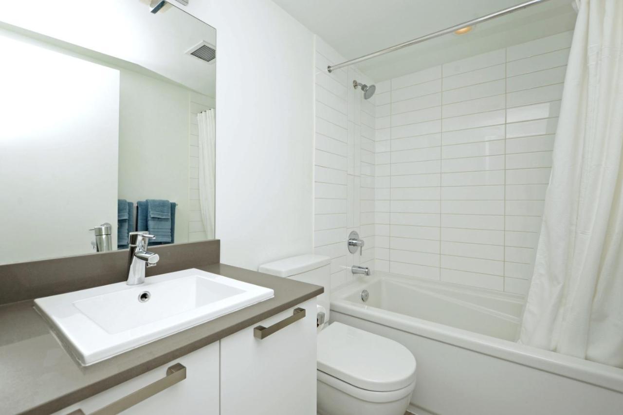 Gorgeous Old Town Condo With Patio And Parking! Виктория Екстериор снимка