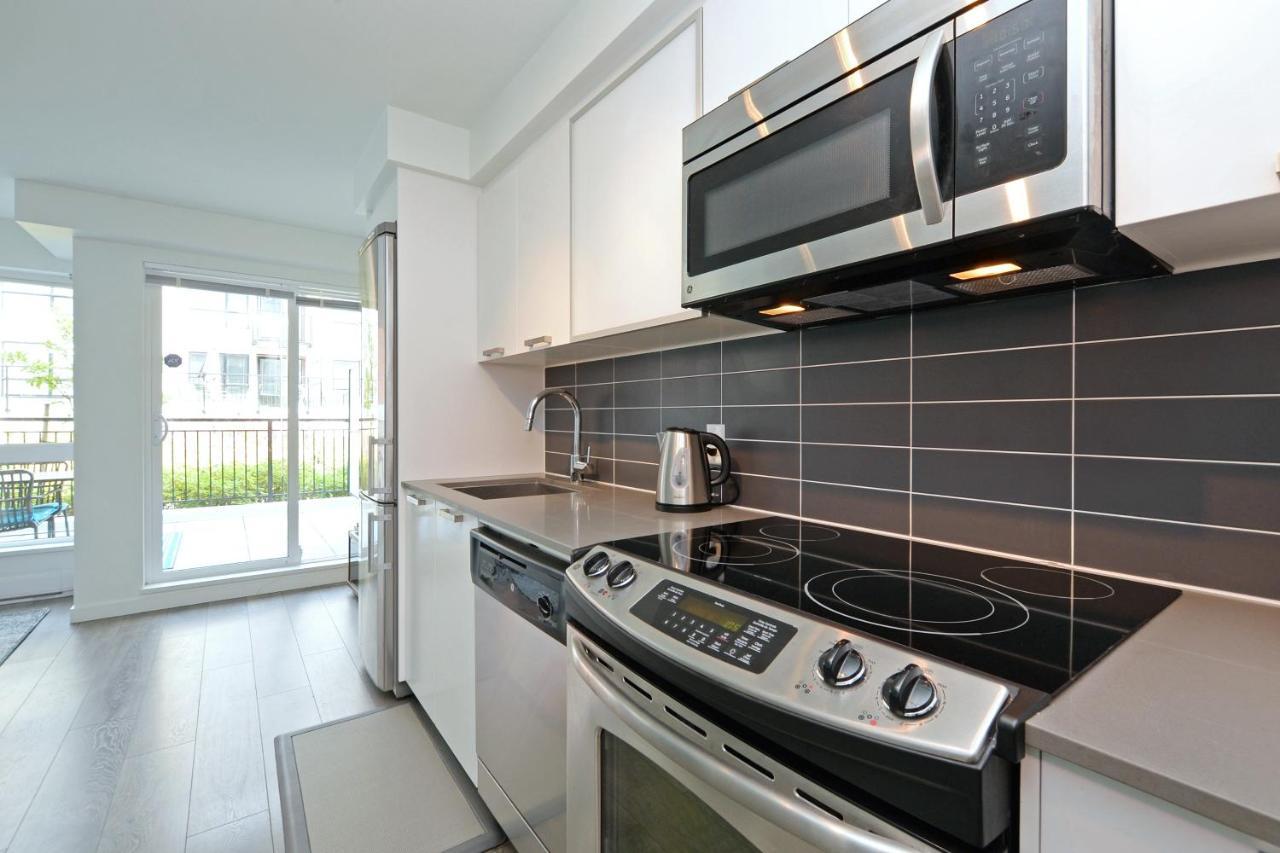 Gorgeous Old Town Condo With Patio And Parking! Виктория Екстериор снимка
