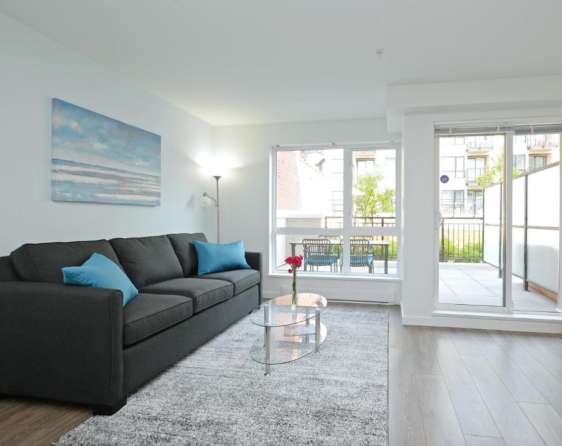 Gorgeous Old Town Condo With Patio And Parking! Виктория Екстериор снимка