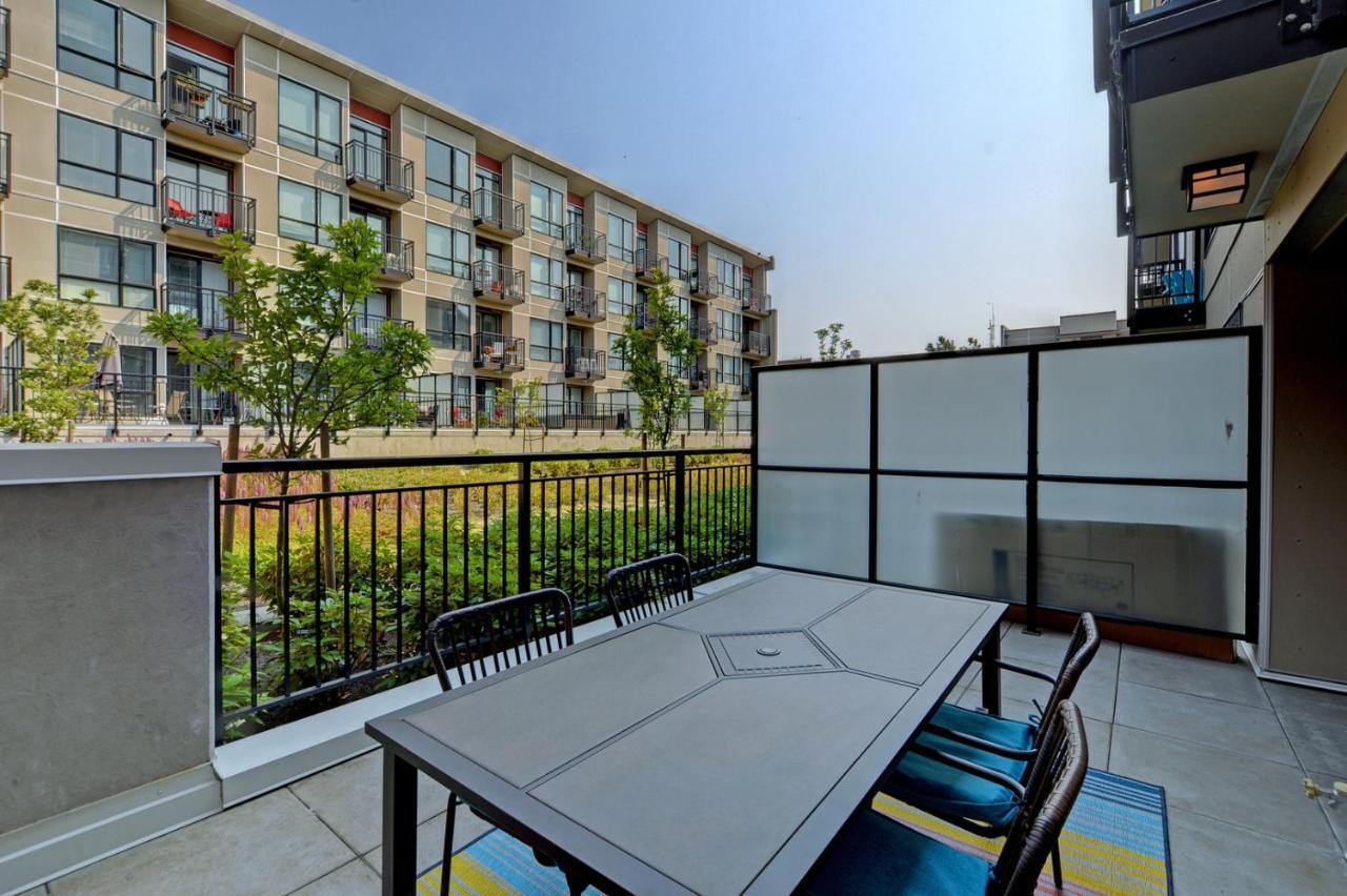 Gorgeous Old Town Condo With Patio And Parking! Виктория Екстериор снимка