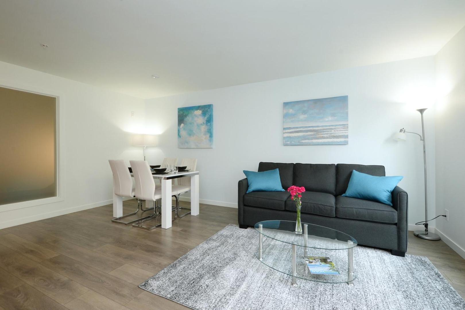 Gorgeous Old Town Condo With Patio And Parking! Виктория Екстериор снимка