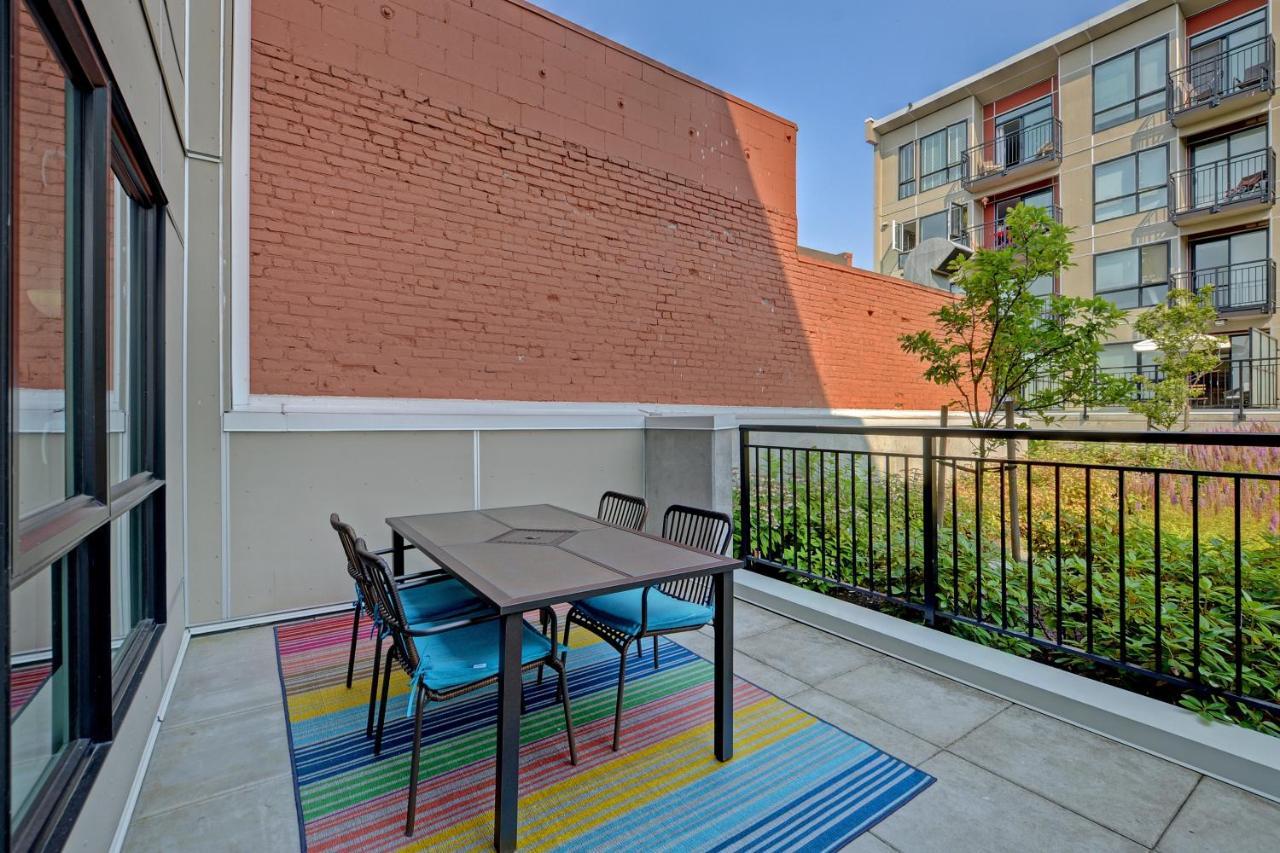 Gorgeous Old Town Condo With Patio And Parking! Виктория Екстериор снимка