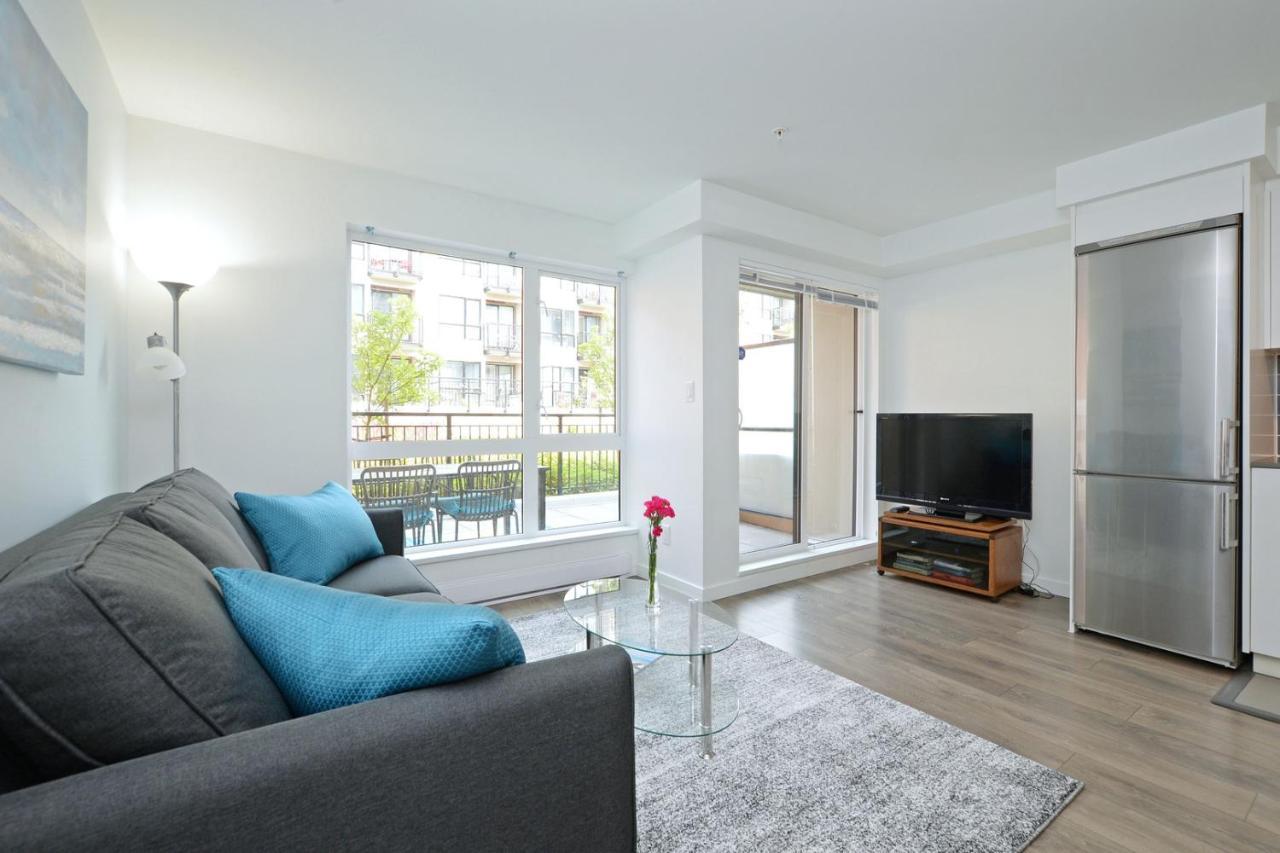 Gorgeous Old Town Condo With Patio And Parking! Виктория Екстериор снимка