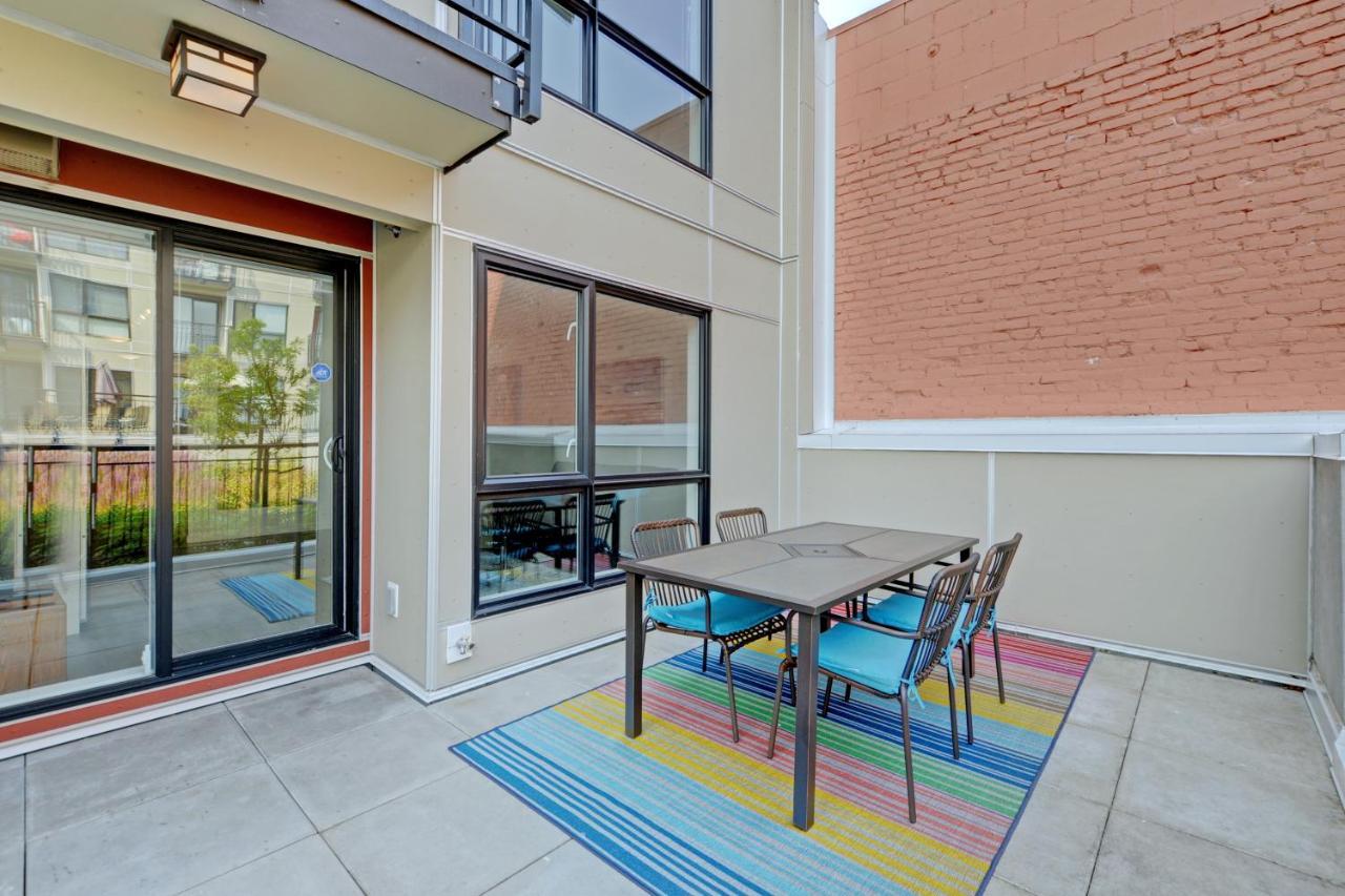 Gorgeous Old Town Condo With Patio And Parking! Виктория Екстериор снимка