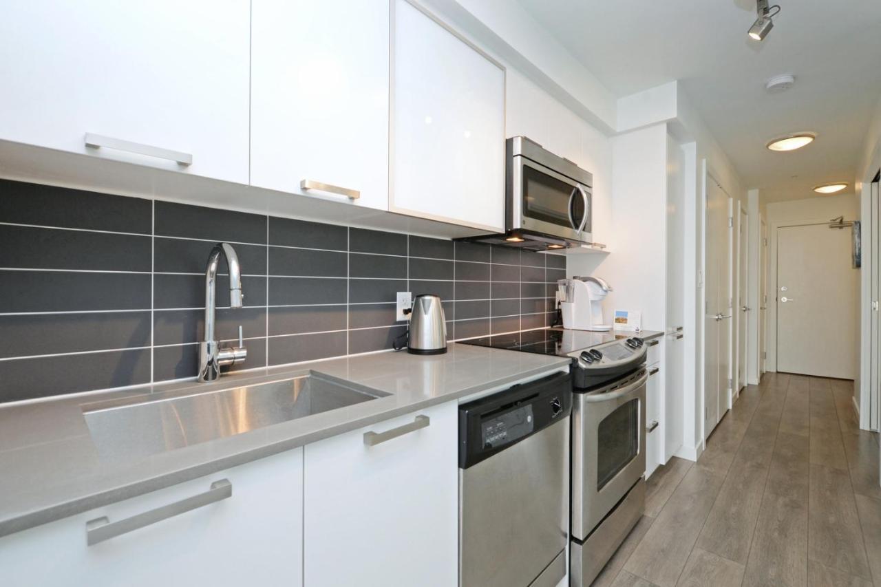 Gorgeous Old Town Condo With Patio And Parking! Виктория Екстериор снимка